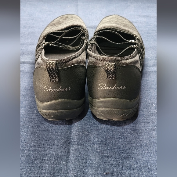 Skecher's slide on memory foam, classic fit comfort shoe - Picture 5 of 7